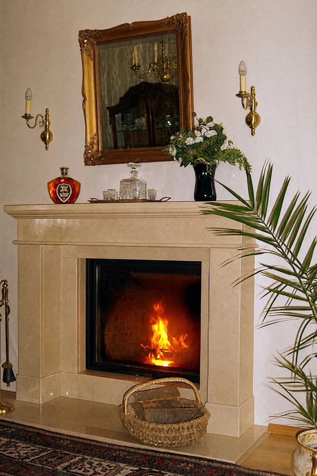 Heizkamin mit heller Kalksteinverkleidung und Feuer im Wohnzimmer
